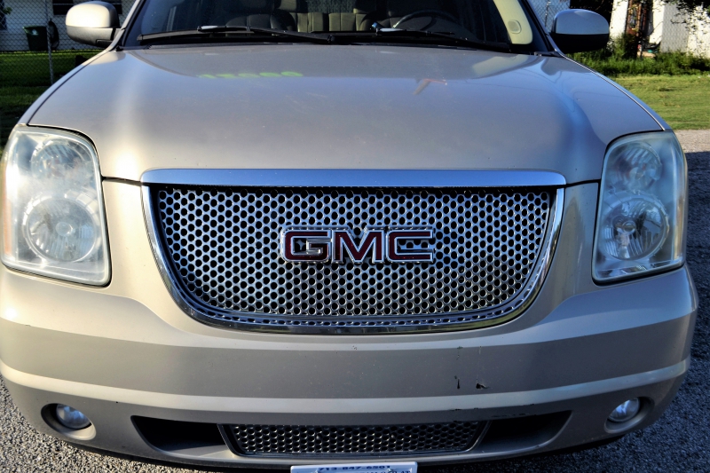 concession-FORCALQUEIRET-min_gmc-yukon-truck-grill-2828425